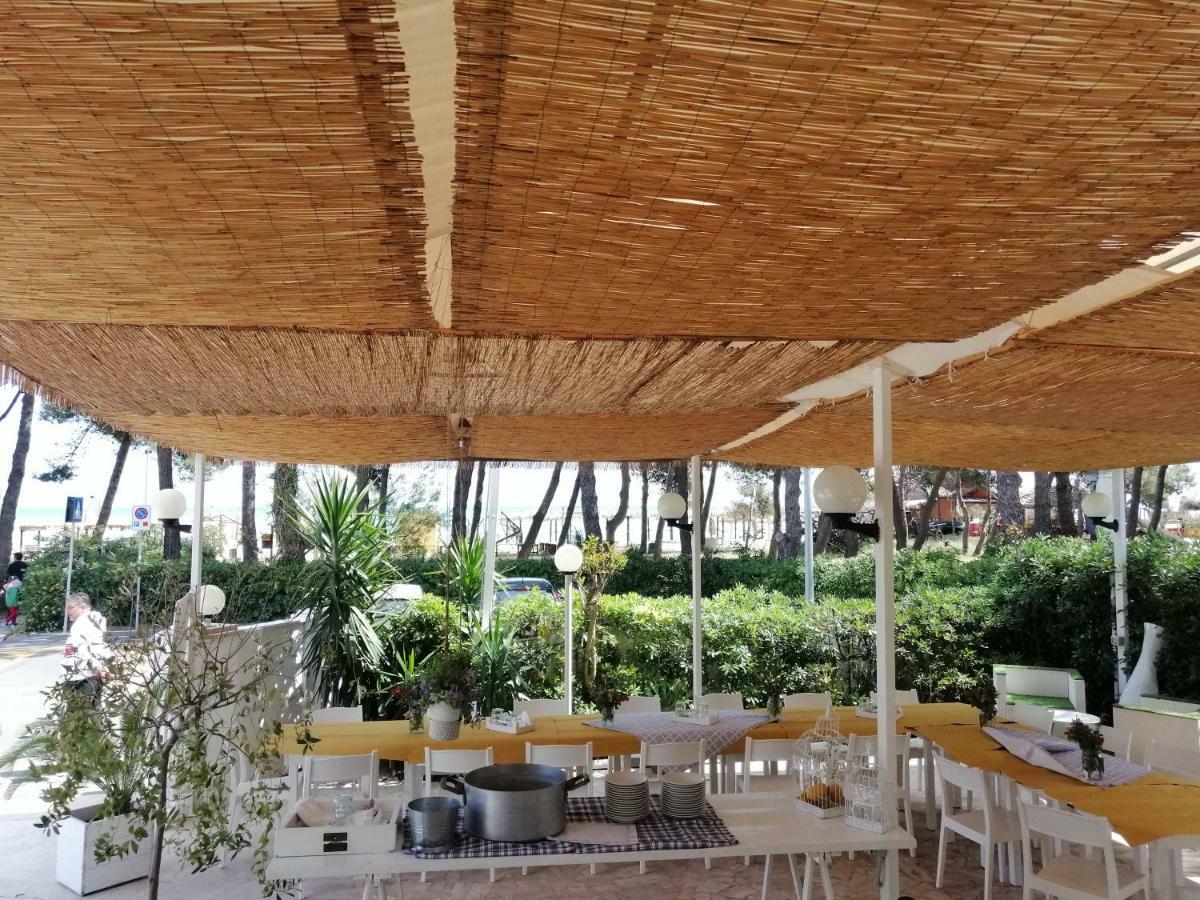 Hotel Petit Silvi Marina Kültér fotó